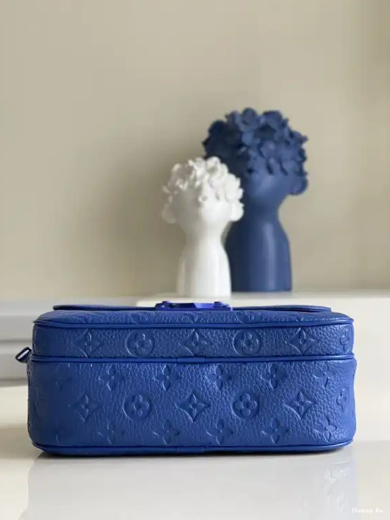 LOUIS VUITTON LOCK S MESSENGER 0628